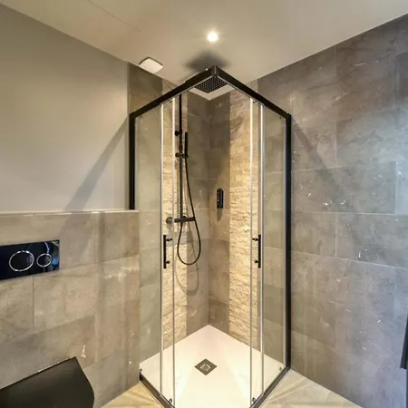 Marvellous 5 Bed Centre Apartment
