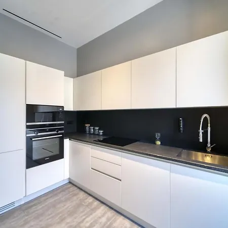 Marvellous 5 Bed Centre Apartment *